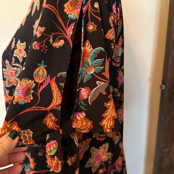 Pretty floral plus top-New! - Picture 2 of 2